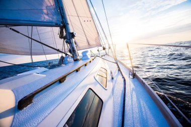 Gün batımında denize açılacağız. Yat güvertesinden pruva ve yelkenlere bir manzara. Yakın plan. Baltık Denizi, Letonya