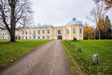 Parkta manor yakın çekim, açık sonbahar akşamı, Estonya