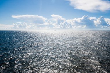 Rota Estonya-Finlandiya üzerinde feribot Finlandiya Körfezi görünümü. Güneşli yaz günü