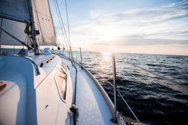 Gün batımında denize açılacağız. Yat güvertesinden pruva ve yelkenlere bir manzara. Yakın plan. Baltık Denizi, Letonya