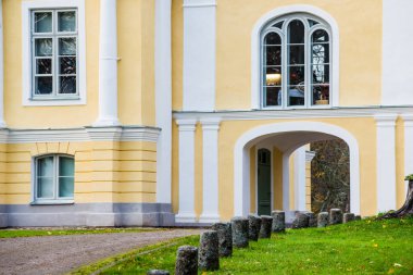 Parkta manor yakın çekim, açık sonbahar akşamı, Estonya