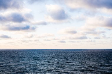 Renkli akşam bulutları altında soğuk mavi Baltık denizi. Kış gün batımı. Paldiski, Estonya