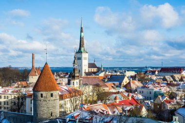 Güneşli kış günü, mavi gökyüzü ve renkli bulutlar. Tallinn, Estonya Eski Kenti'nin panoramik manzarası