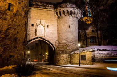 Geceleri karla kaplı boş bir sokak. Tallinn Eski Kenti, Estonya