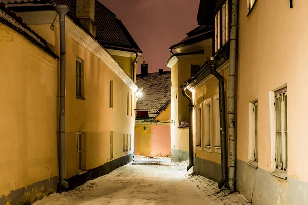 Calle Vacía Cubierta Nieve Por Noche Casco Antiguo Tallin Estonia — Foto de Stock