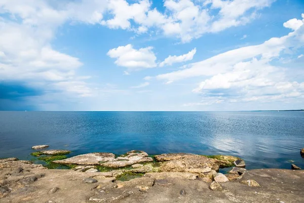 晴れた夏の日にバルト海の海岸の眺め ラトビア — ストック写真