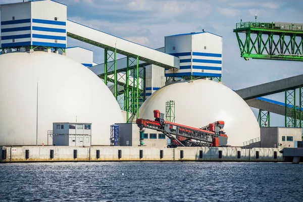 ラトビア リガ港の技術的な建物の眺め — ストック写真