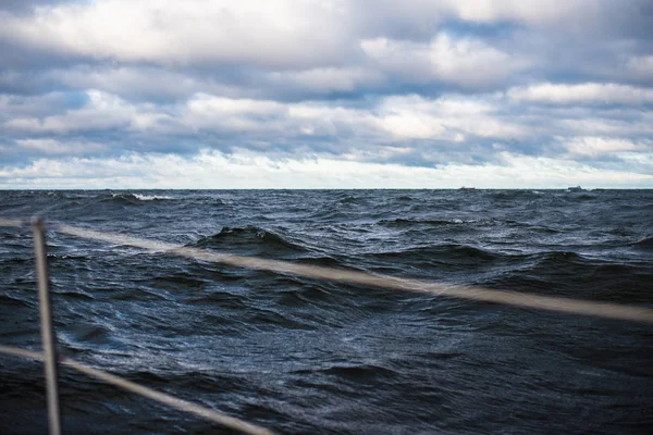 冬季航行 夕阳下冰冷的蓝色海洋 波和云 — 图库照片