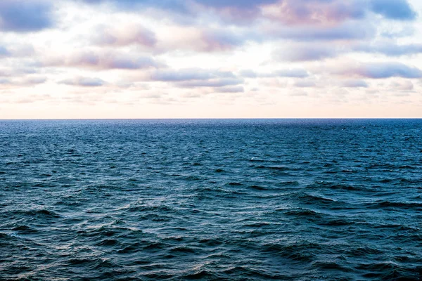 Mar Báltico Azul Frío Bajo Las Coloridas Nubes Noche Puesta — Foto de Stock