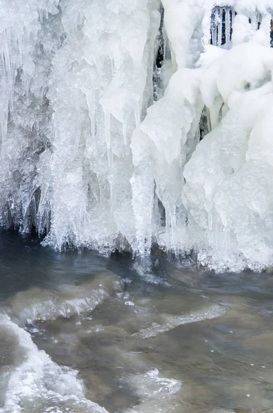 Bulutlu Bir Kış Gününde Karla Kaplı Park Donmuş Şelale Yakın — Stok fotoğraf