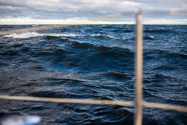 Zimní Plavba Vlny Mraky Baltské Moře Lotyšsko — Stock fotografie