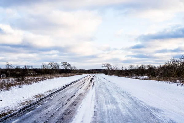 Uma Vista Estrada Rural Através Dos Campos Cobertos Neve Pôr — Fotografia de Stock