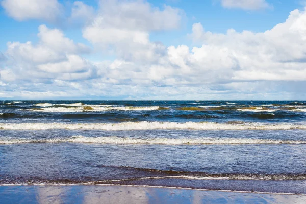 Vista Sul Mar Baltico Con Cielo Azzurro Onde Nuvole Lettonia — Foto Stock