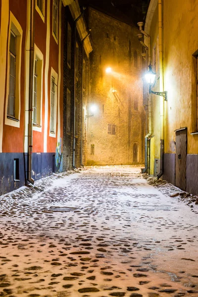 Calle Vacía Cubierta Nieve Por Noche Casco Antiguo Tallin Estonia — Foto de Stock