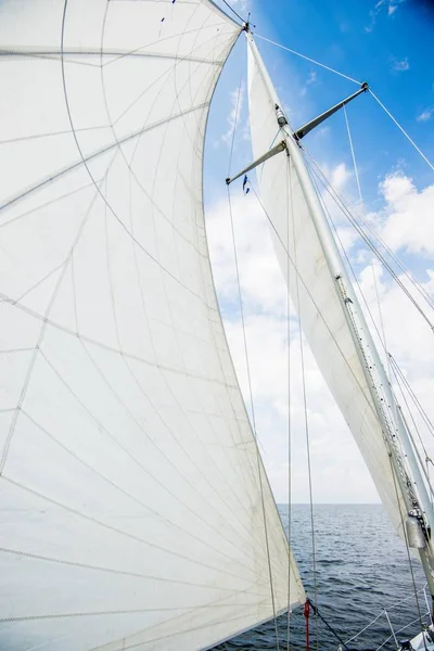 マストのクローズアップビューと曇りの青い空に向かって帆 バルト海 エストニア — ストック写真