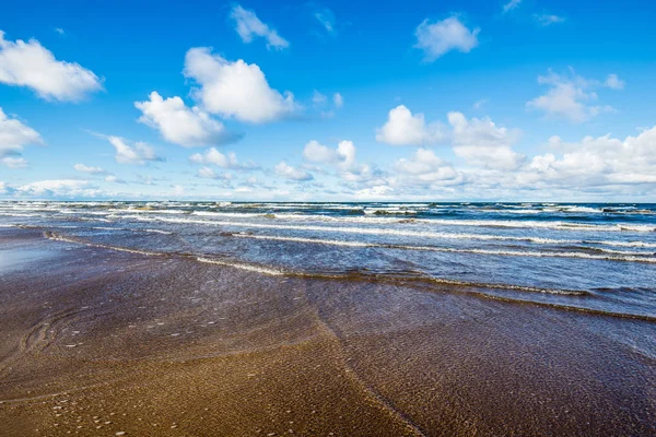 Una Vista Del Mar Báltico Contra Cielo Azul Claro Olas —  Fotos de Stock