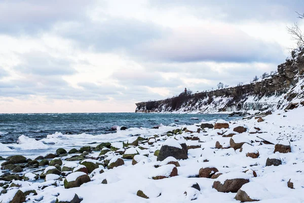 Зимовий Пейзаж Засніжена Кам Яна Узбережжя Балтійського Моря Заході Сонця — стокове фото
