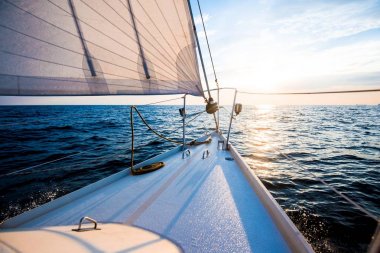 Gün batımında denize açılacağız. Yat güvertesinden pruva ve yelkenlere bir manzara. Yakın plan. Baltık Denizi, Letonya