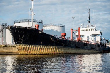 Riga limanında bulutlu mavi gökyüzü altında kargo gemisiyakın çekim, Letonya