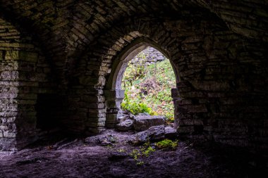 Parkta manor yakın çekim, açık sonbahar akşamı, Estonya