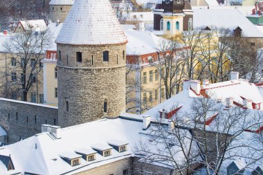 Güneşli kış günü, mavi gökyüzü ve bulutlar. Tallinn, Estonya Eski Kenti'nin panoramik manzarası