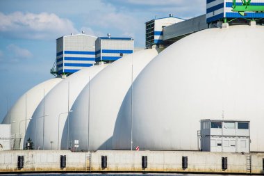 Riga, Letonya limanındaki teknik binaların görünümü