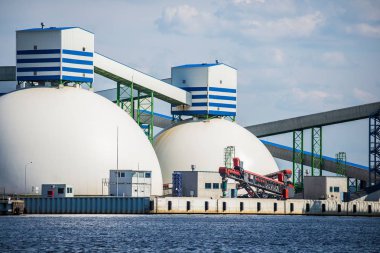 Riga, Letonya limanındaki teknik binaların görünümü