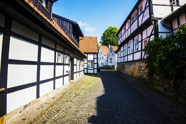Дома на улице в Tecklenburg Германия на солнечный летний да — стоковое фото