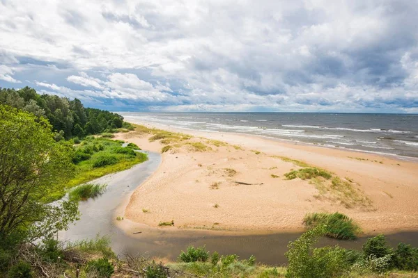 Stormiga Vädret Panoramautsikt Över Östersjökusten Tallar Vågor Och Moln Lettland — Stockfoto