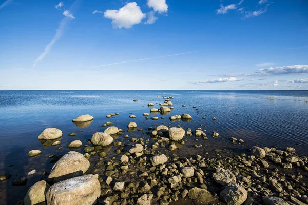 Utsikt Över Sjön Från Den Steniga Stranden Solig Dag Estland — Stockfoto
