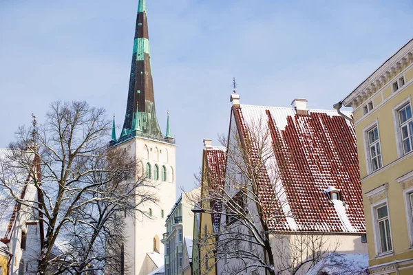 Talvella Tallinnan Vanhakaupunki Viro Kirkkaana Aurinkoisena Päivänä Olafin Kirkon Lähikuva — kuvapankkivalokuva