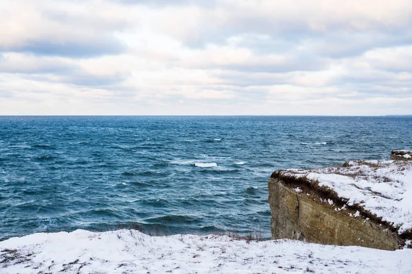Paisagem Inverno Mar Rochoso Coberto Neve Mar Báltico Pôr Sol — Fotografia de Stock