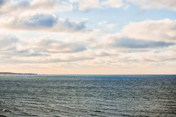 Mar Báltico Azul Frio Sob Nuvens Coloridas Noite Pôr Sol — Fotografia de Stock