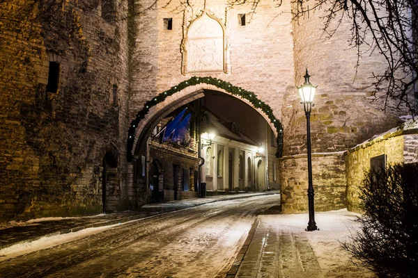 Rua Vazia Coberta Neve Noite Cidade Velha Tallinn Estonia — Fotografia de Stock