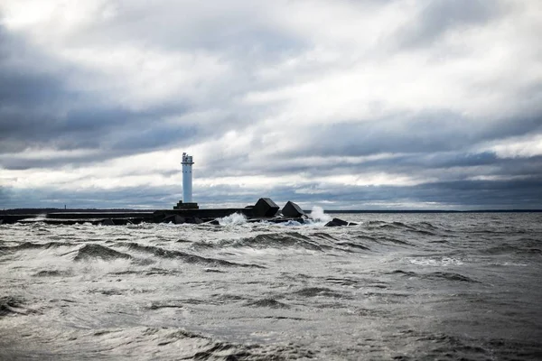 Θέα Στη Βαλτική Θάλασσα Και Φάρο Μια Συννεφιασμένη Μέρα Του — Φωτογραφία Αρχείου
