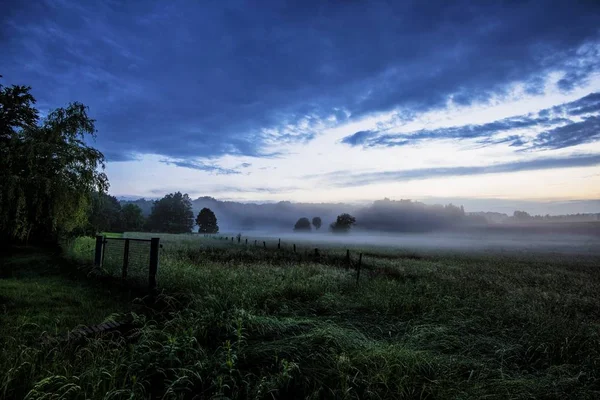 Morgennebel über Feld und Wald. Morgenlicht pur. teckl — Stockfoto