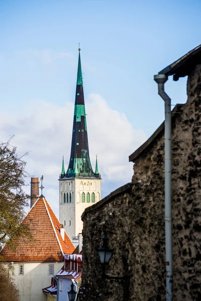 Zimowe Stare Miasto Tallinnie Estonia Pogodne Dni Kościół Olaf Zbliżenie — Zdjęcie stockowe