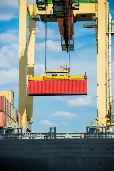 Navire Porte Conteneurs Avec Une Grue Dans Port Riga Lettonie — Photo