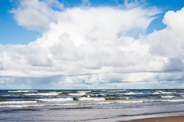 Pohled Baltské Moře Před Jasnou Modrou Oblohou Vlnami Mraky Lotyšsko — Stock fotografie
