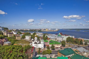 Tanrı'nın Kazan Anne simgesi onuruna Kilise. Strelka'ya bakan şehir manzarası. Oka ve Volga nehirlerinin birleştiği yer. Nizhny Novgorod. Rusya