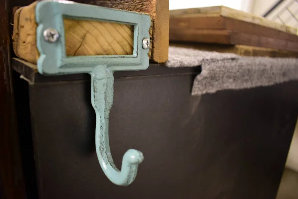 Ahşap mavi eski ceket kanca hangar.