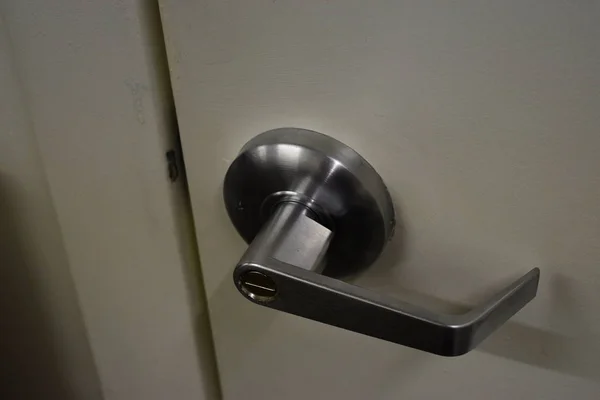 Endüstriyel gri gümüş depo kapı kolu.