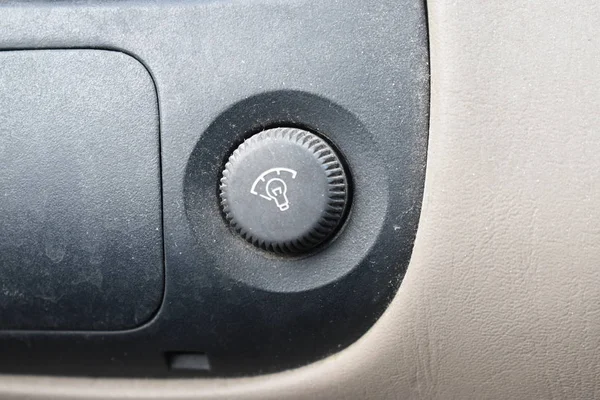 Araç iç panosunda ışık amplifikasyon kadranı.