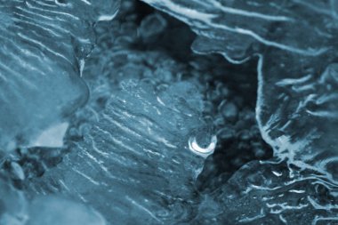 Altında akan su ile Cyan soğuk dondurulmuş buz closeup.