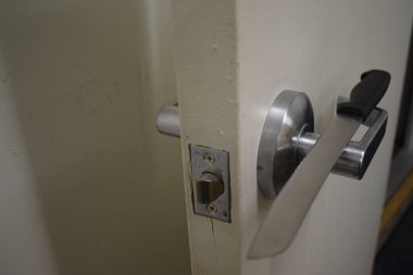 Depo banyo kapı kolu beyaz kapı açmak.