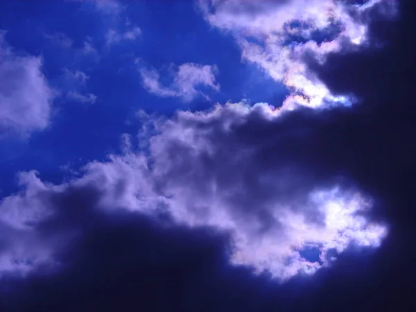 Dunkelblauer Himmel Mit Dunklen Wolken Die Die Sonne Verbergen — Stockfoto