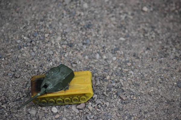 Tanque Brinquedo Verde Amarelo Dirigindo Areia — Fotografia de Stock