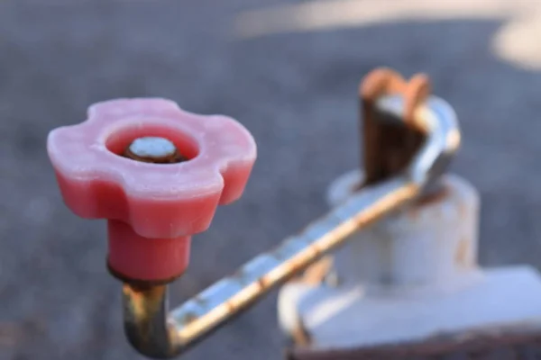 Bulanık arka planlı kırmızı kolob dönüş kolu,