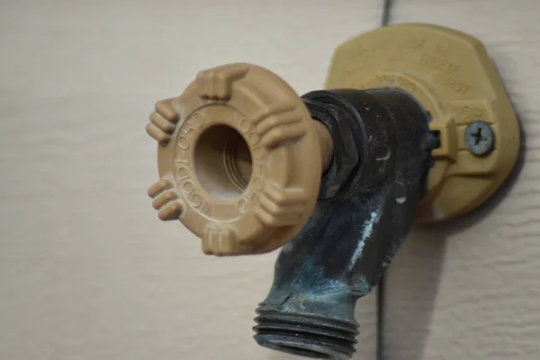 Açık su musluk topuz hortum olmadan evin tarafında açmak.