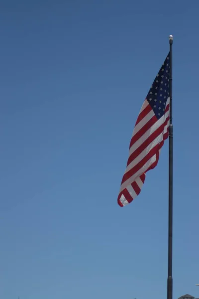 美国国旗爱国主义与蓝天 — 图库照片